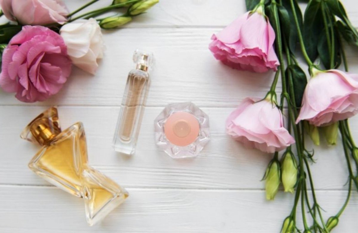 Парфюмерия на фоне цветов