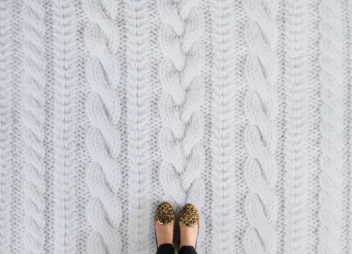 Белая вязаная ткань