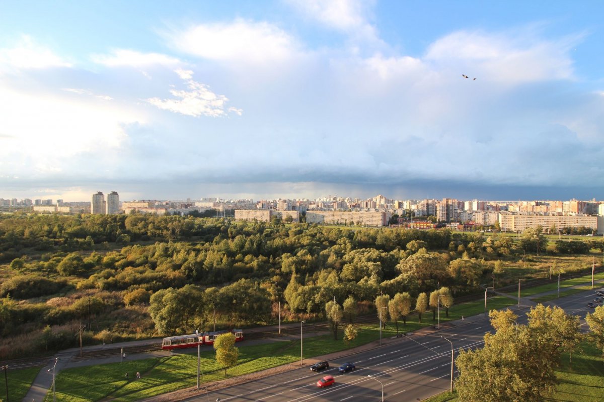 Фон за окном город