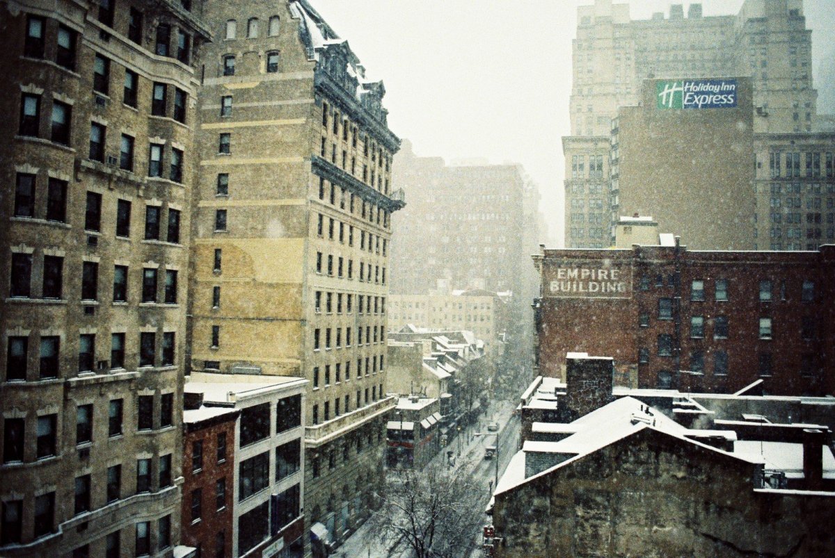 Городской фон за окном