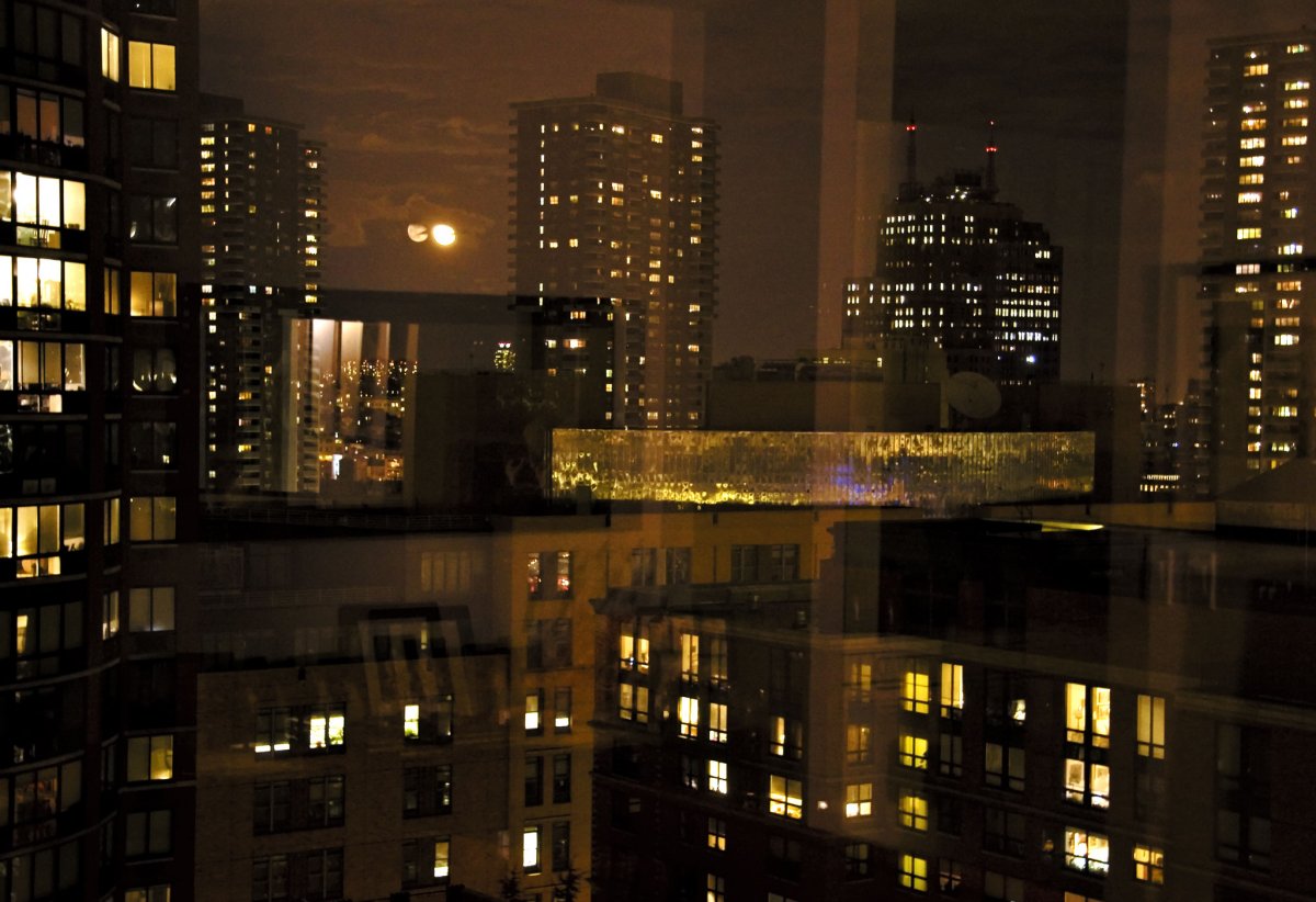 Ночной город в окне