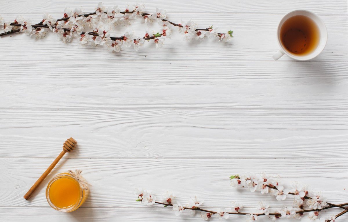 Красивый светлый стол вид сверху