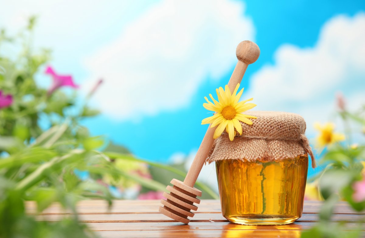 Мед на голубом фоне