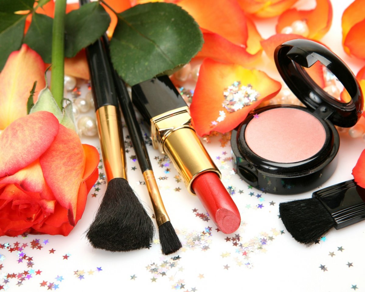 Яркая косметика