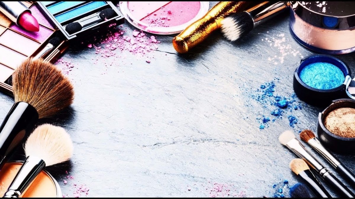 С днем визажиста