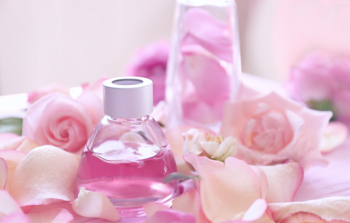 Парфюмерия на фоне цветов