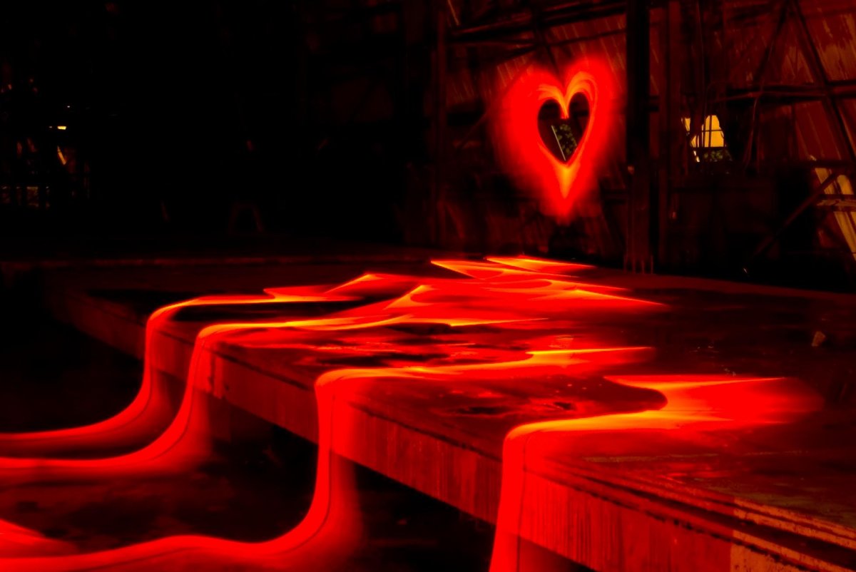 Яркий красный неон