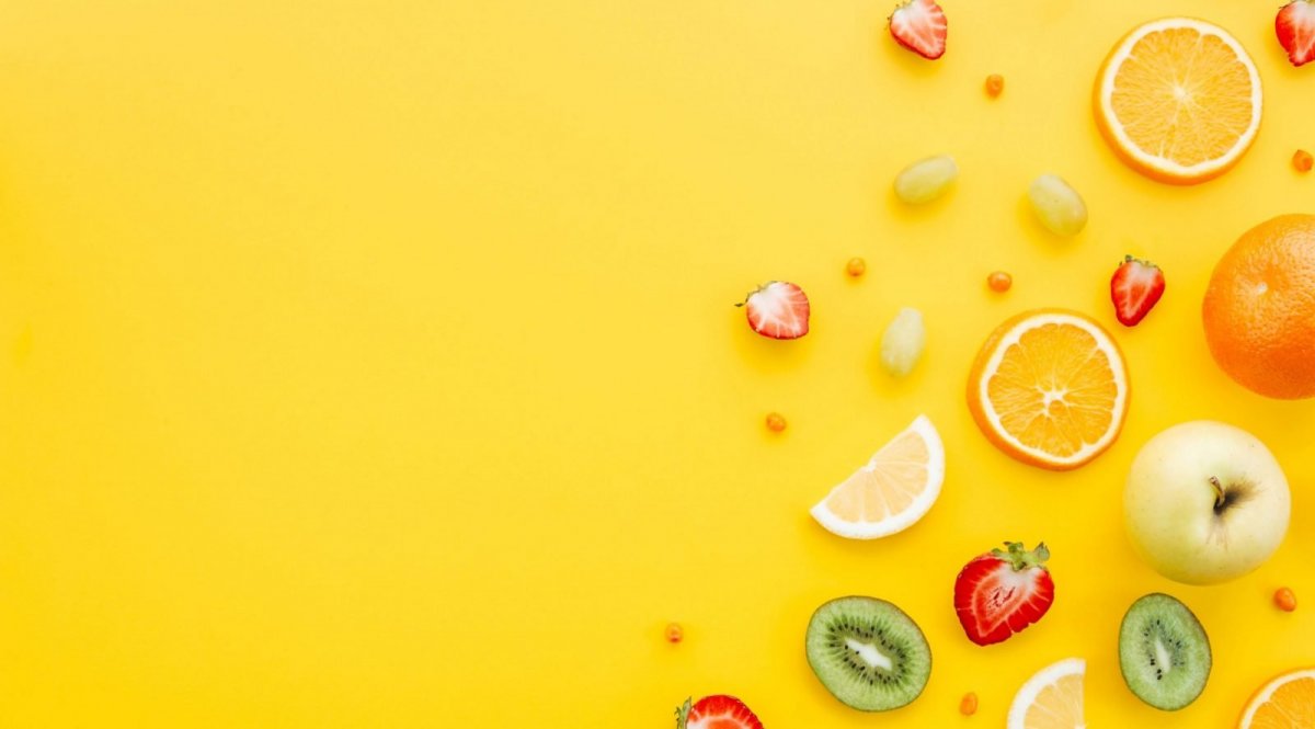 Фрукты на желтом фоне