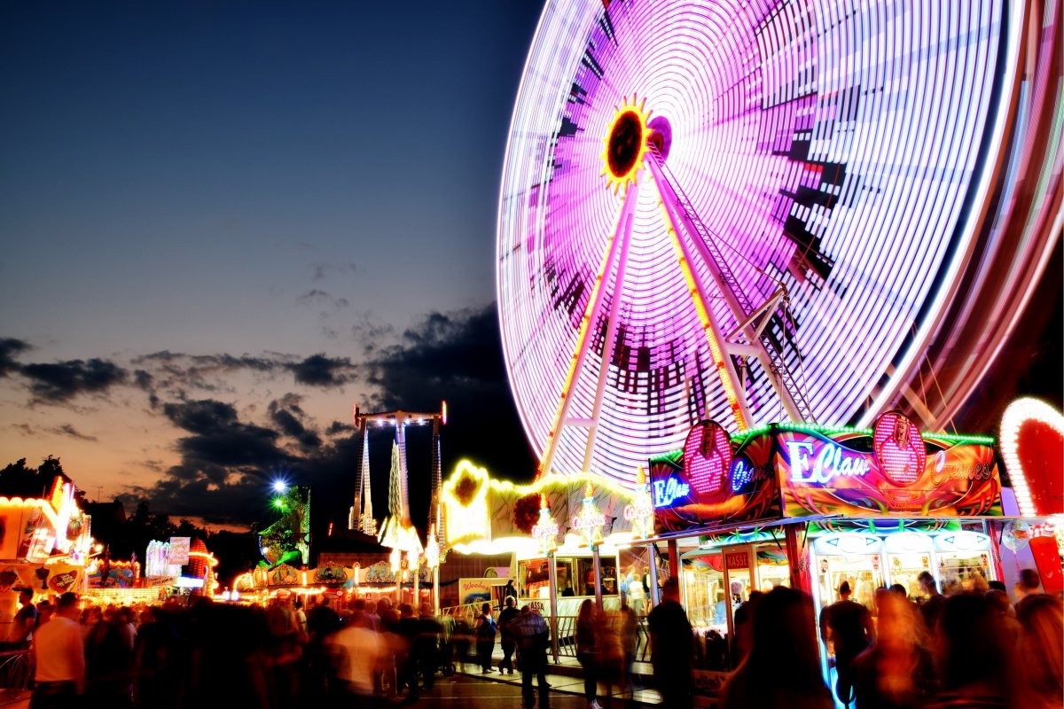 Ночной парк аттракционов