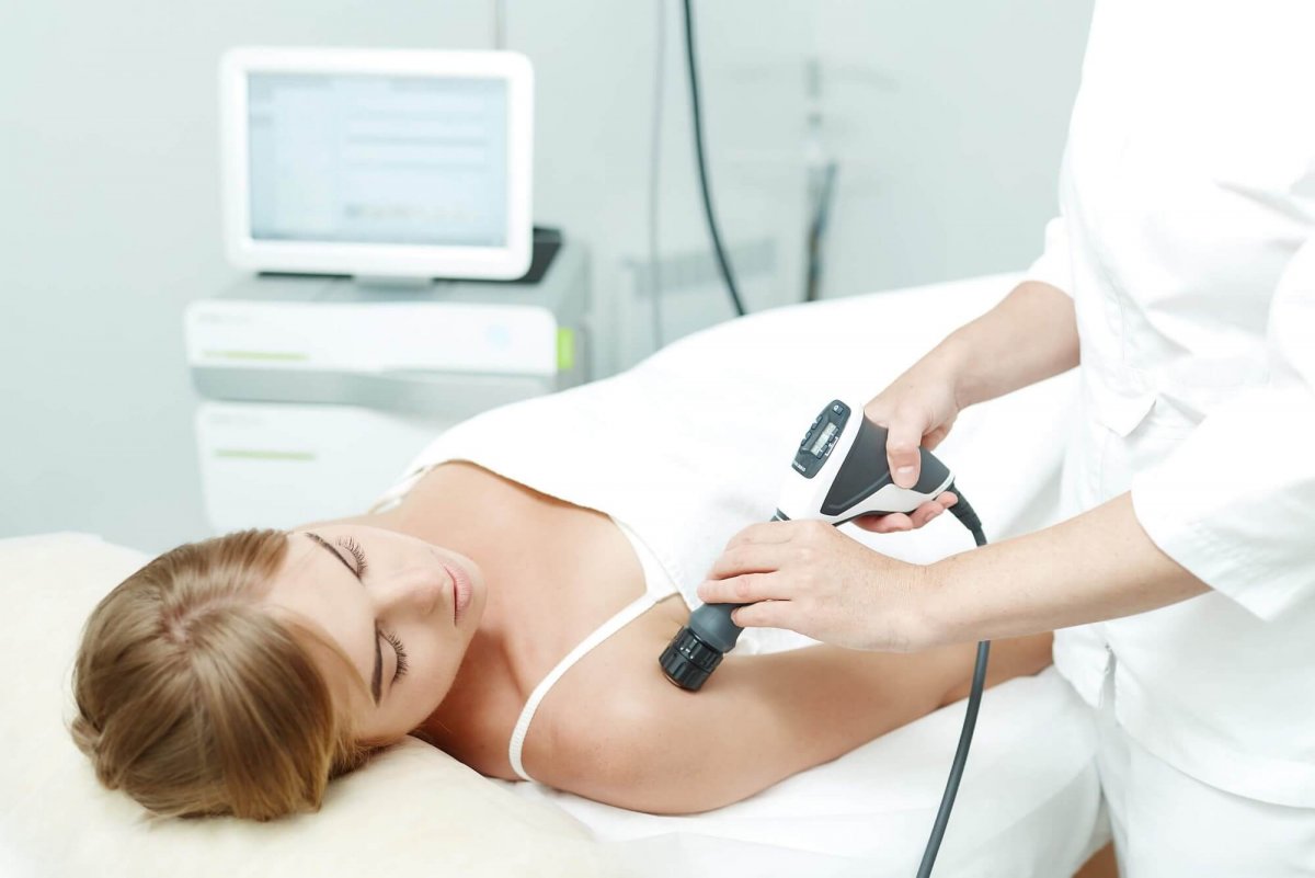 Позвоночник на синем фоне