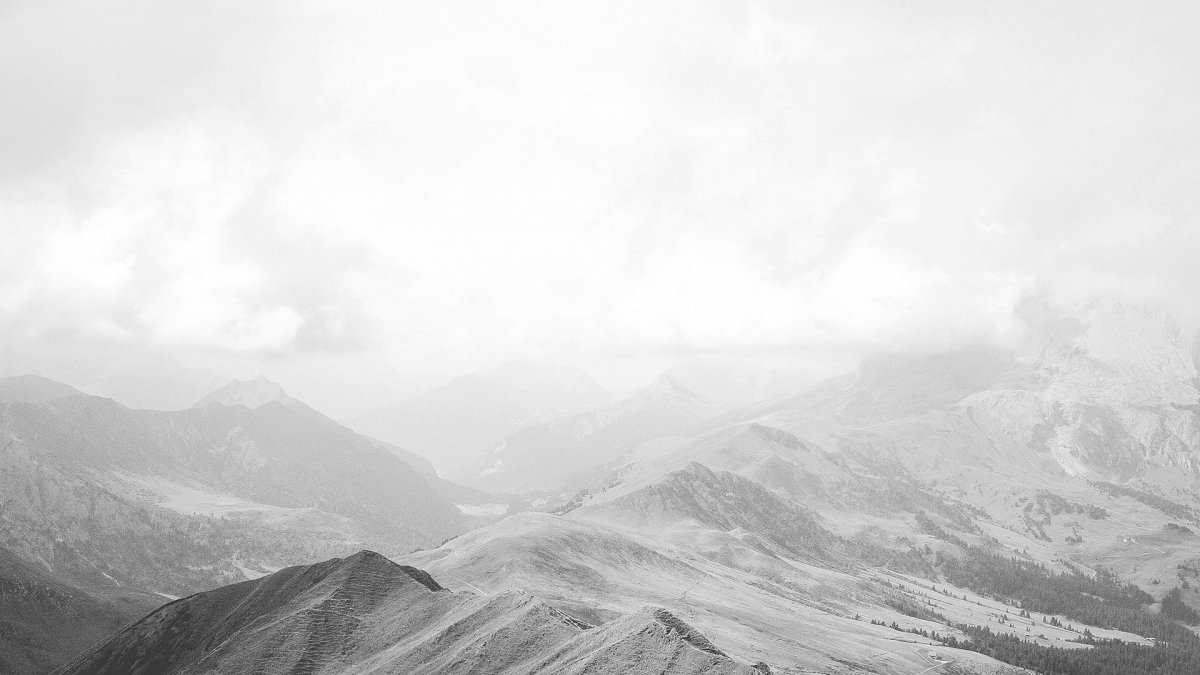 Серо белые горы