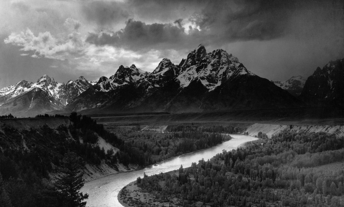 Горы чёрно белые