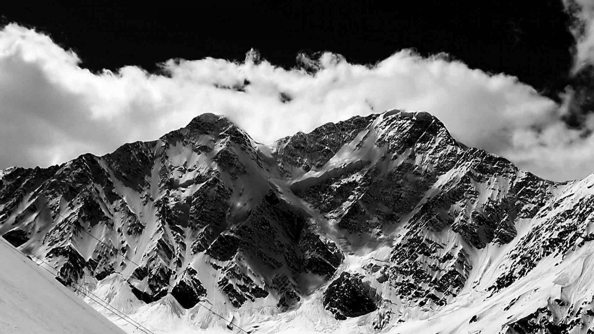 Безенгийская стена