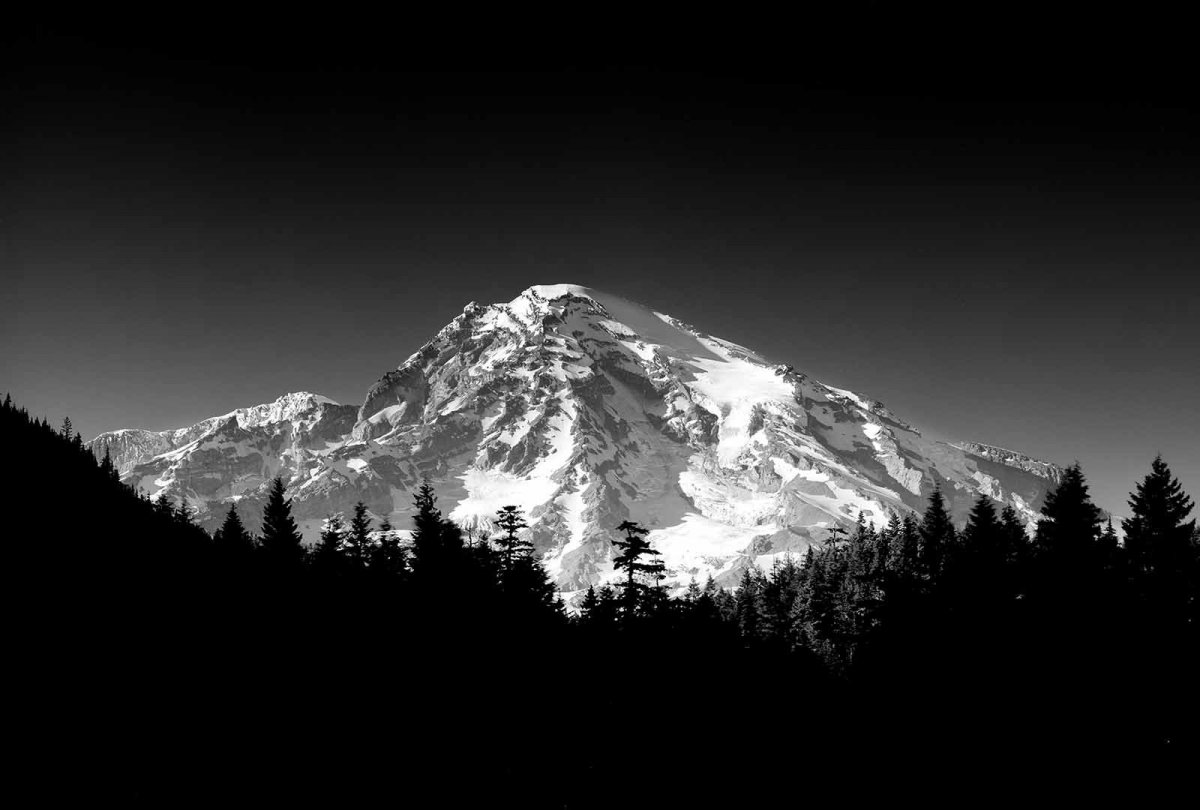 Горы в черно белом цвете