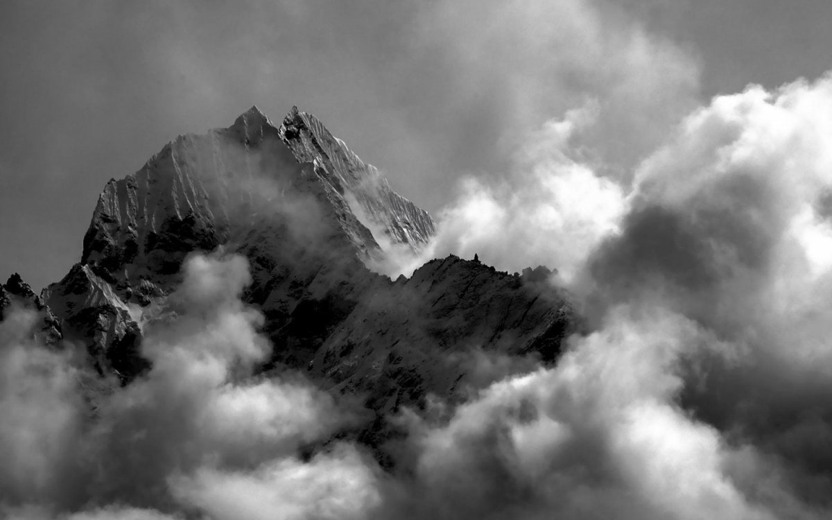 Горы с небом черно белый