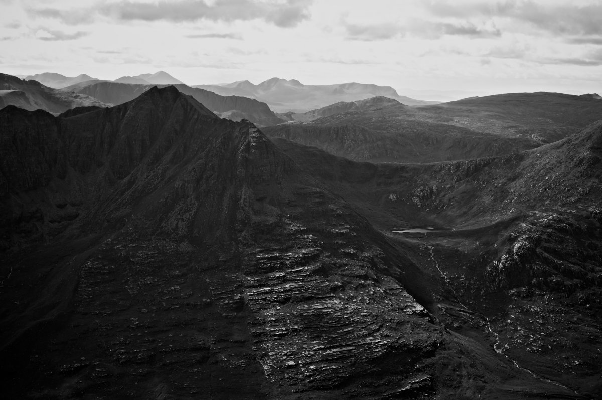 Горы с черным оттенком