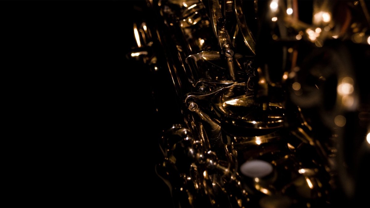 Саксофон на черном фоне