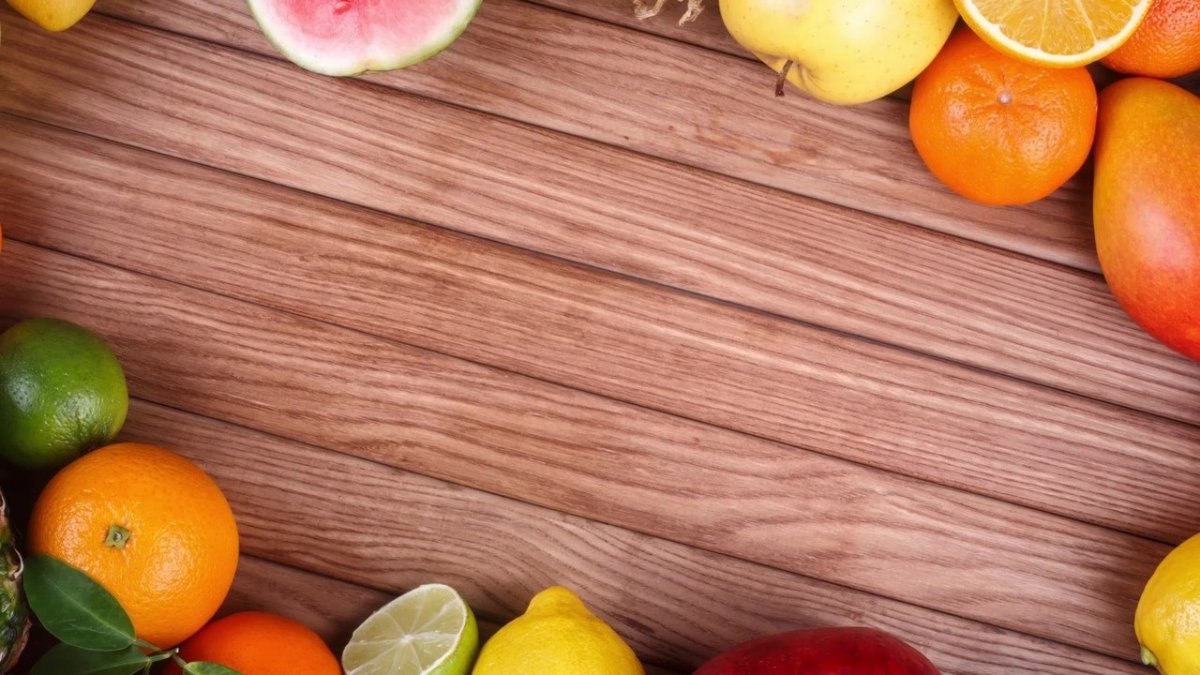 Фрукты на деревянном фоне