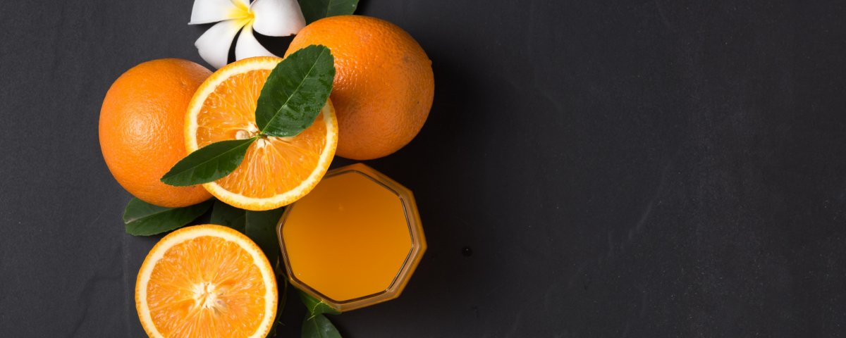 Апельсин на черном фоне