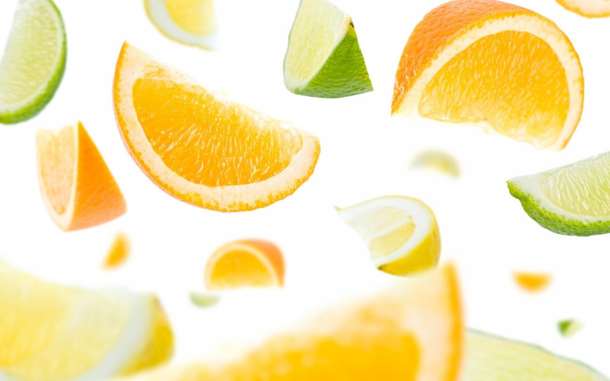 Кусочки фруктов на белом фоне