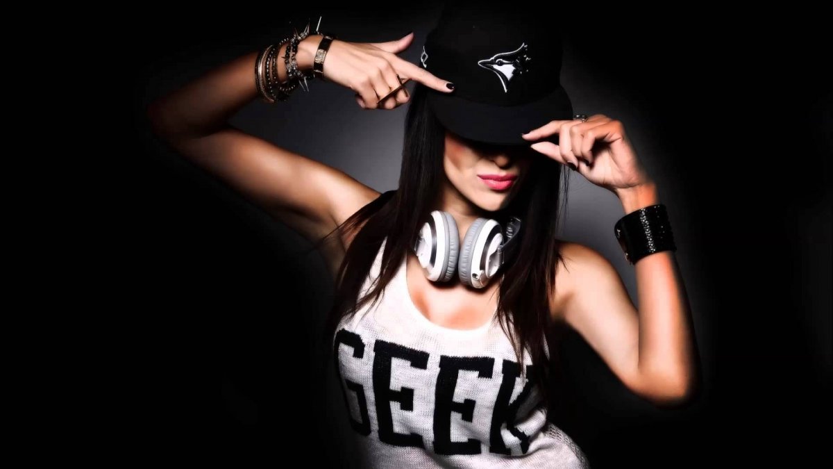 Дерзкие девушки в бейсболке