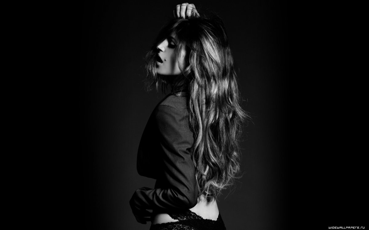 Девушка на темном фоне