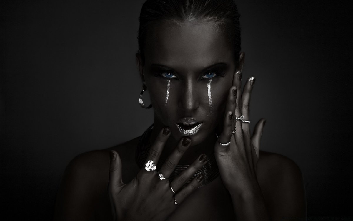 Девушка в черном