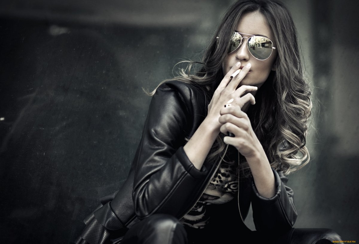 Девушка в черном