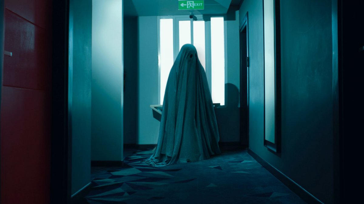 Человек в темной комнате