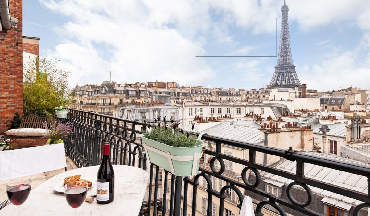 Кафе в Париже на берегу Сены