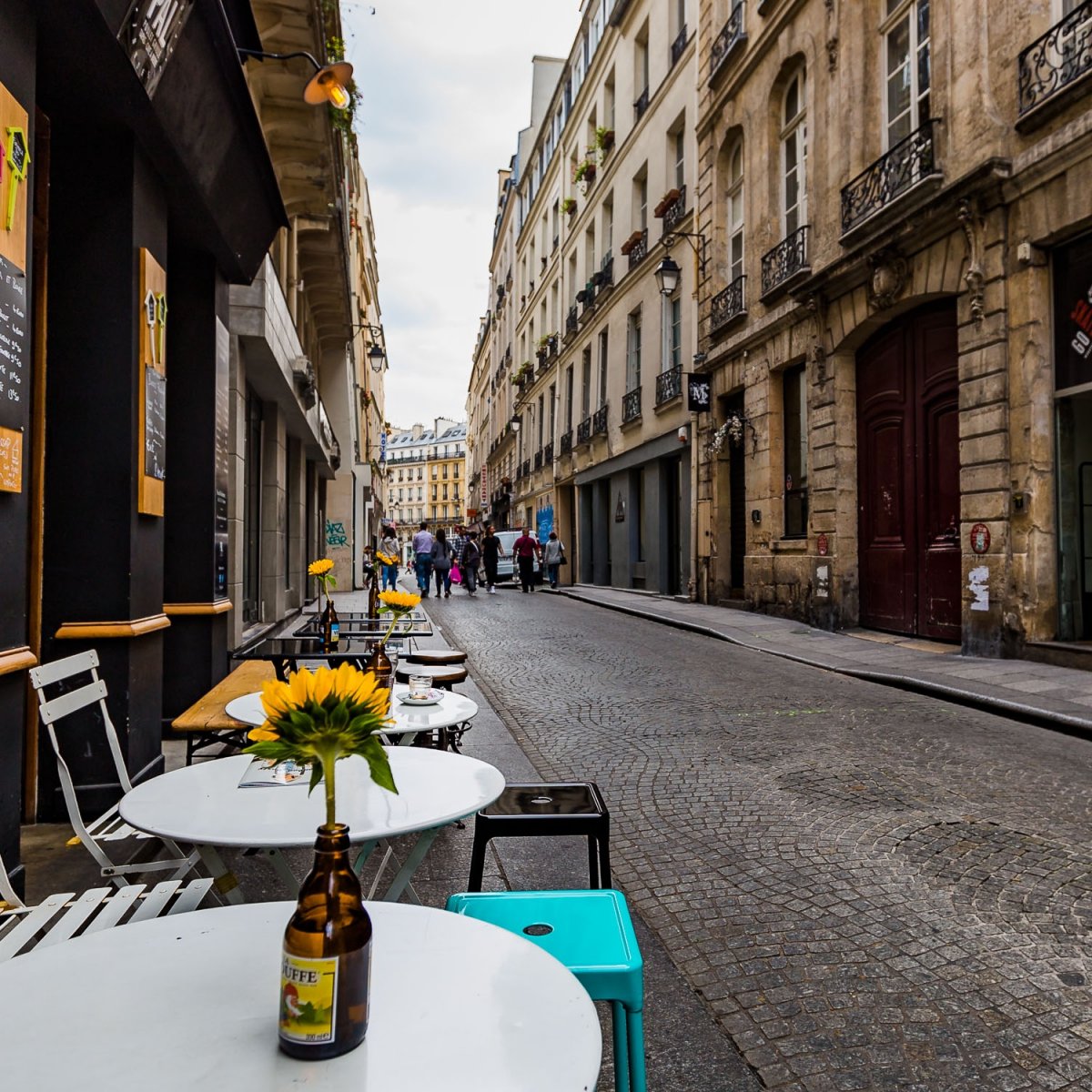 Улица Парижа без людей