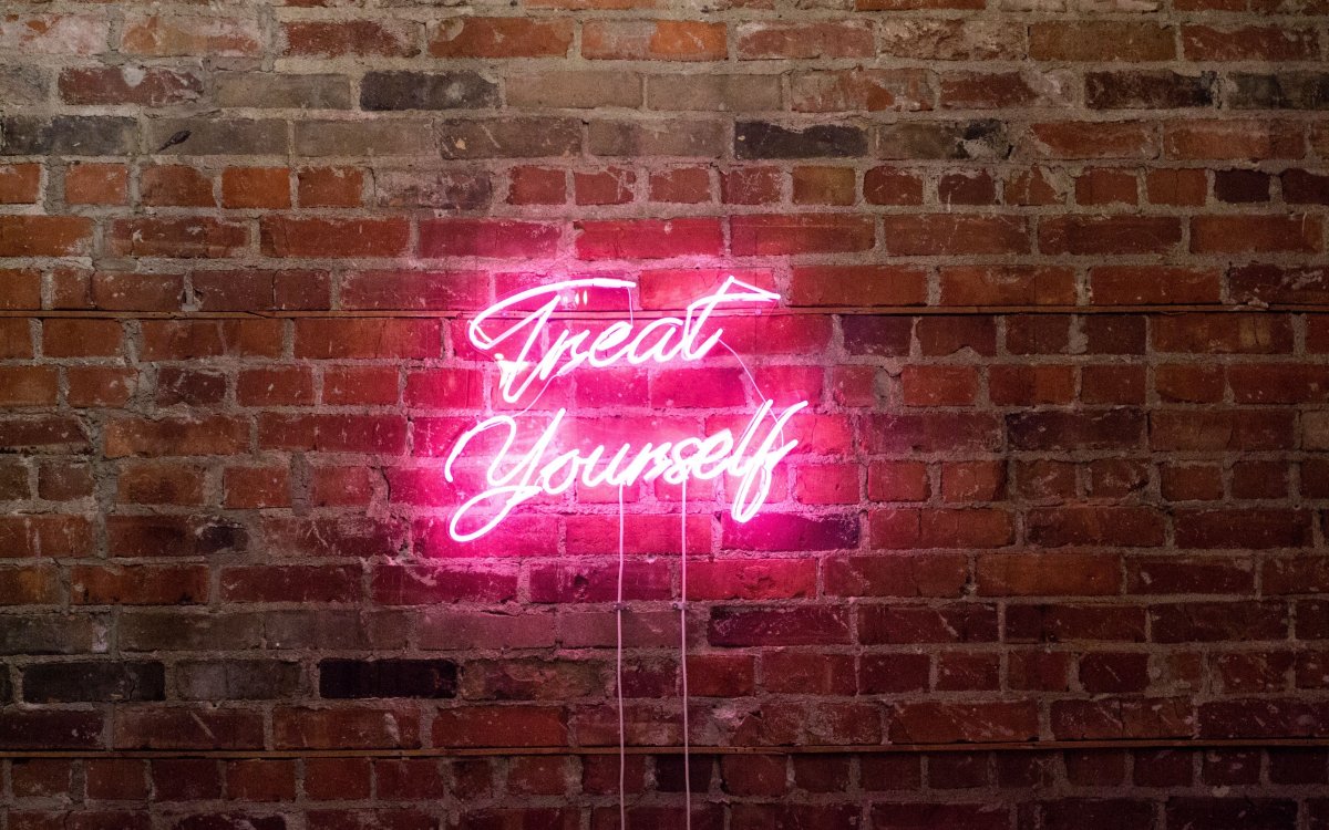 Кирпичная стена с подсветкой