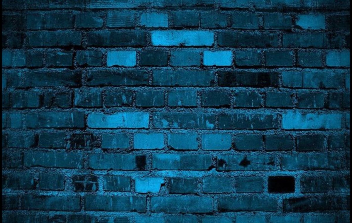 Синяя кирпичная стена