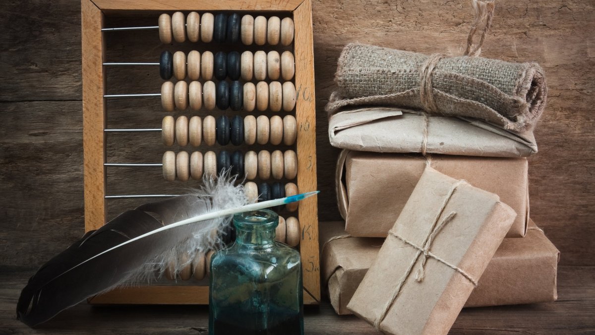 Счеты и чернильница с пером