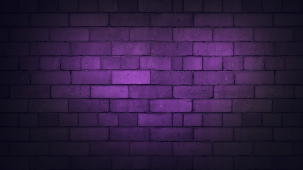 Фиолетовая кирпичная стена
