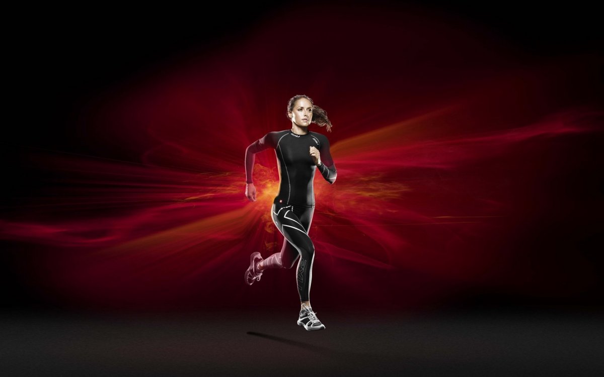 Девушка бежит