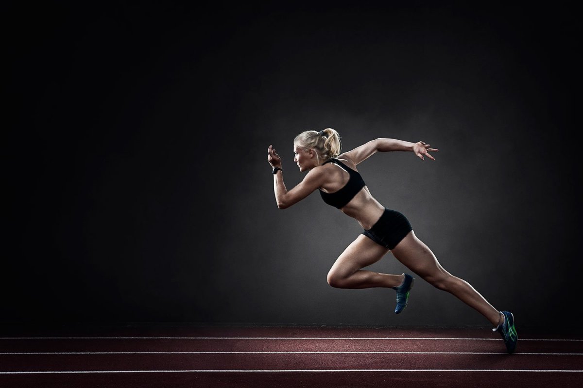 Девушка спортсменка бежит