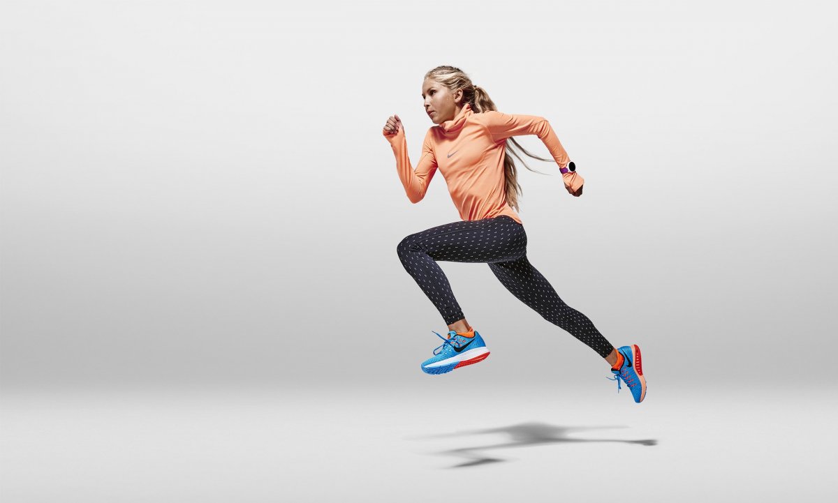 Девушка бежит на белом фоне