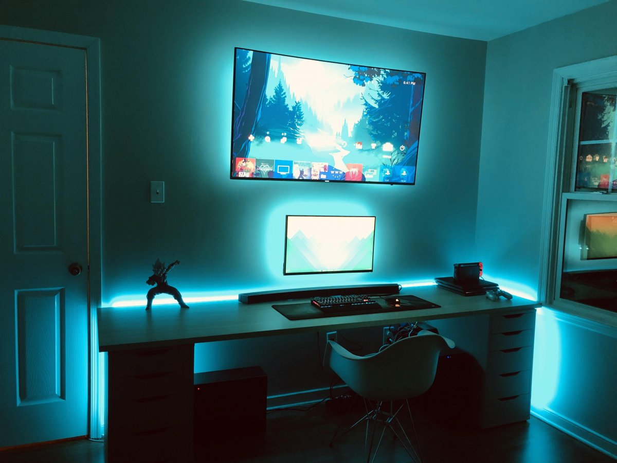 Телевизор над компьютерным столом