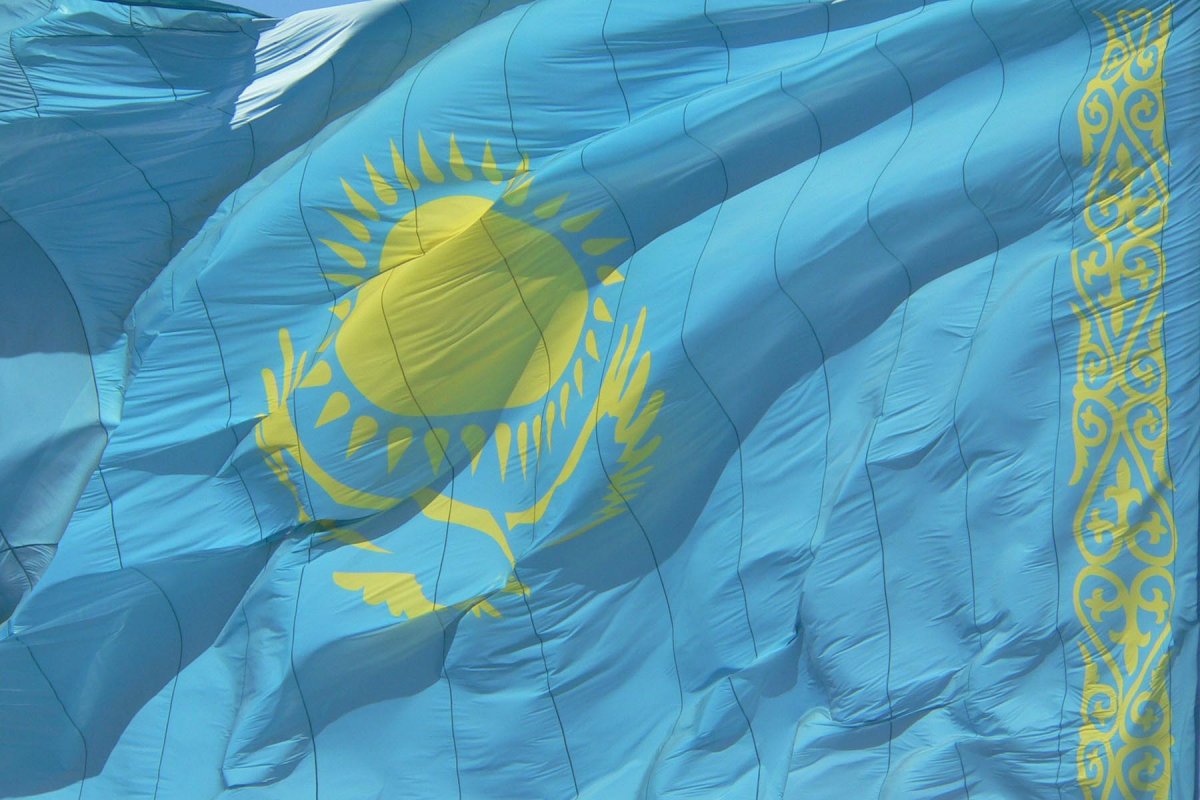 Флаг Казахстана на черном фоне