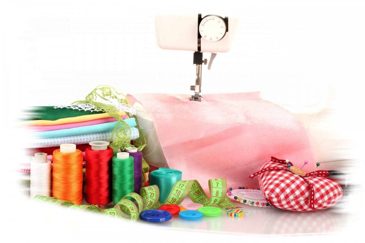 Швейная машинка с тканью