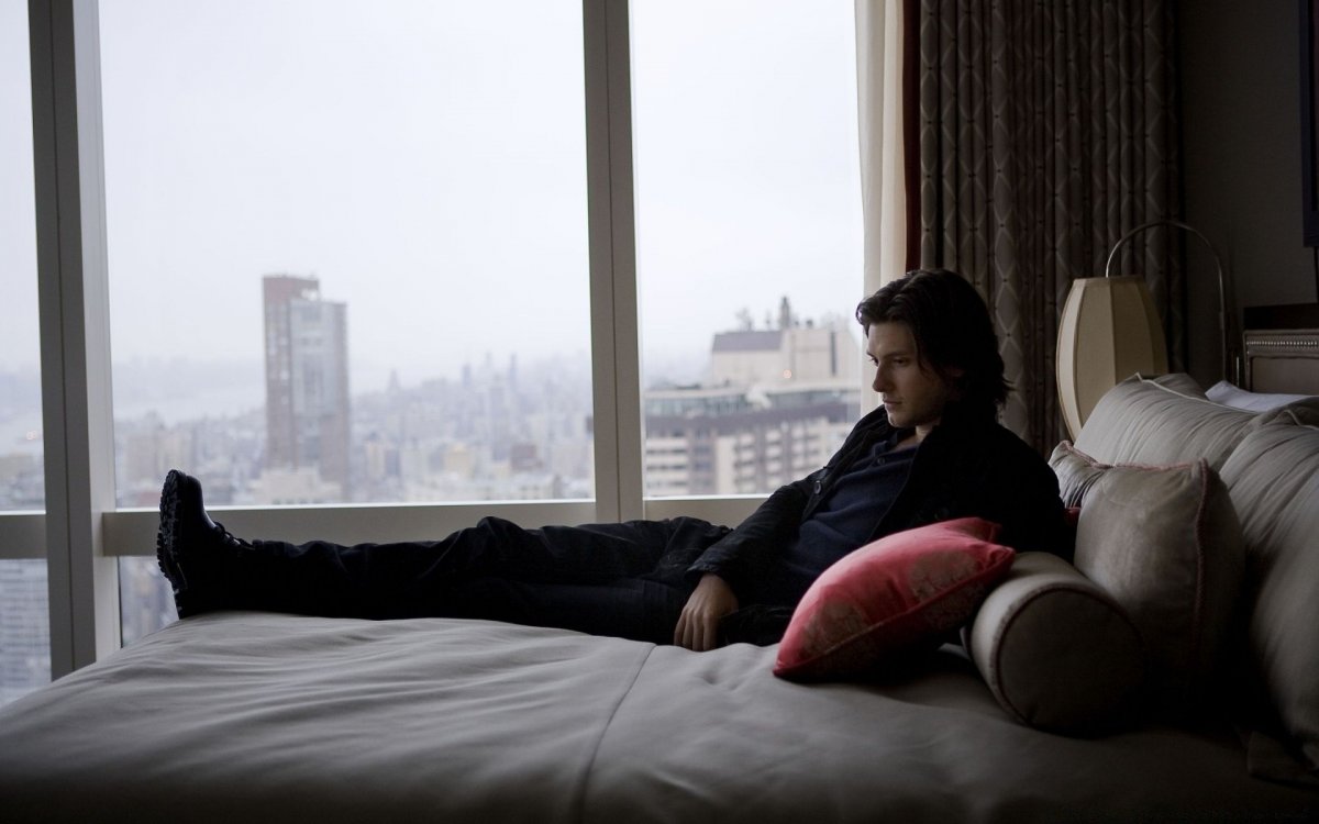 Бен Барнс в кровати