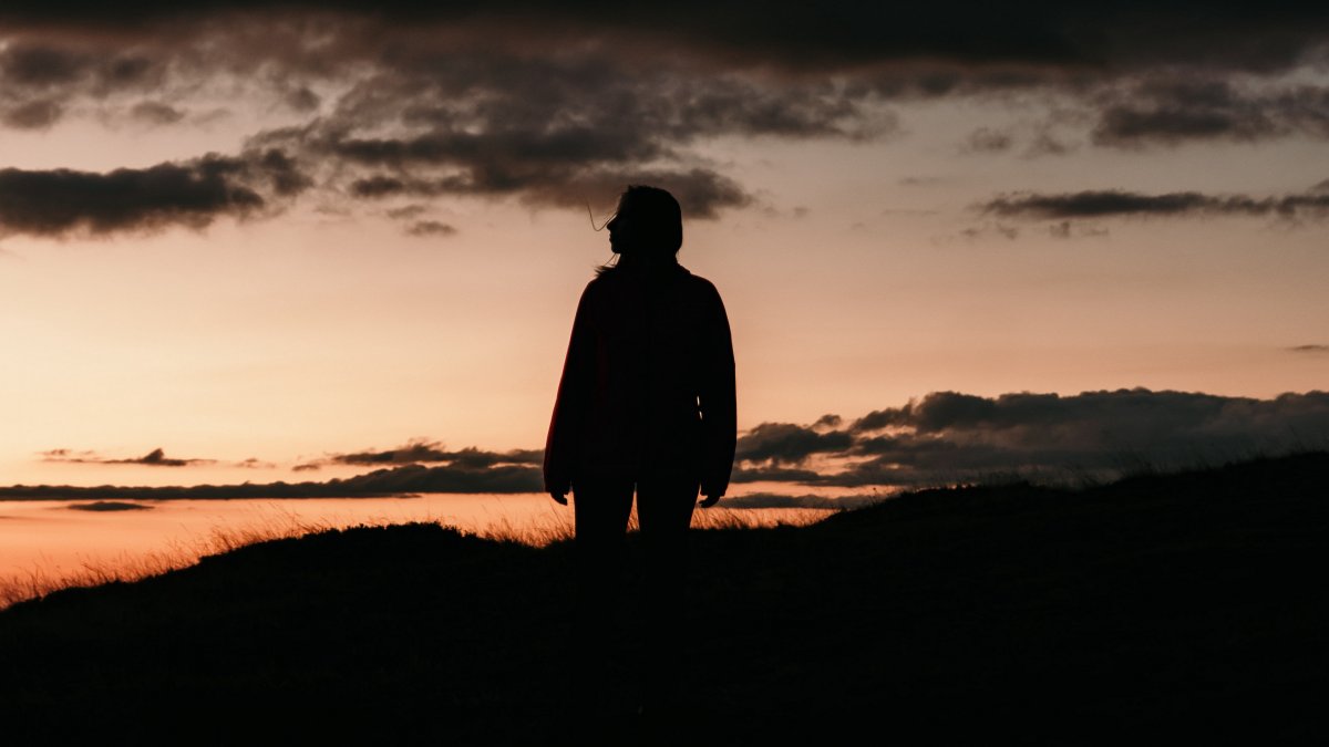 Силуэт одинокого мужчины
