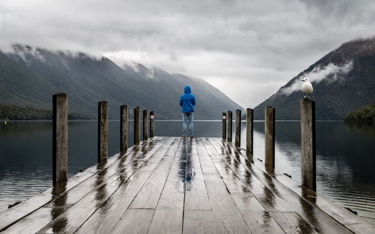 Человек на пирсе