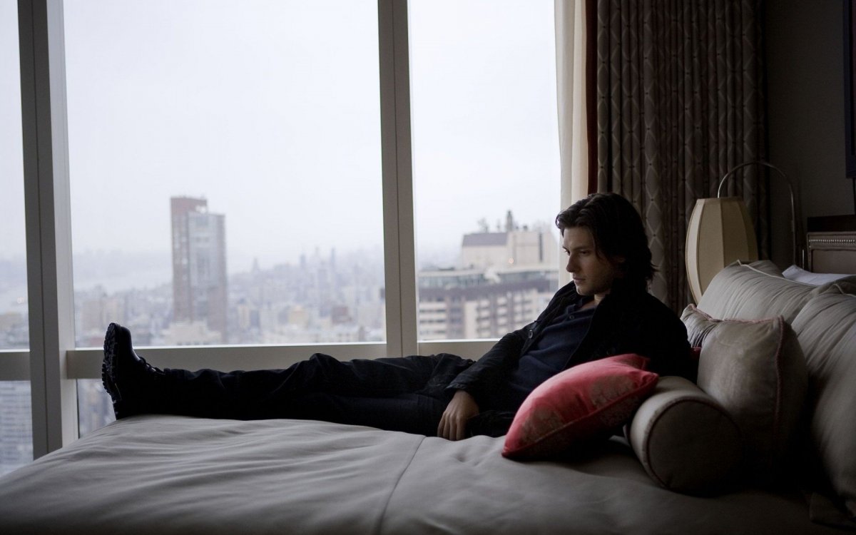 Бен Барнс на стуле