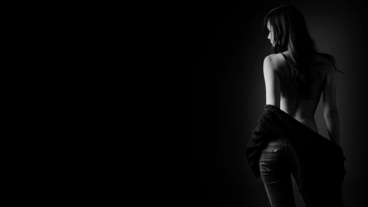 Тёмные обои девушки