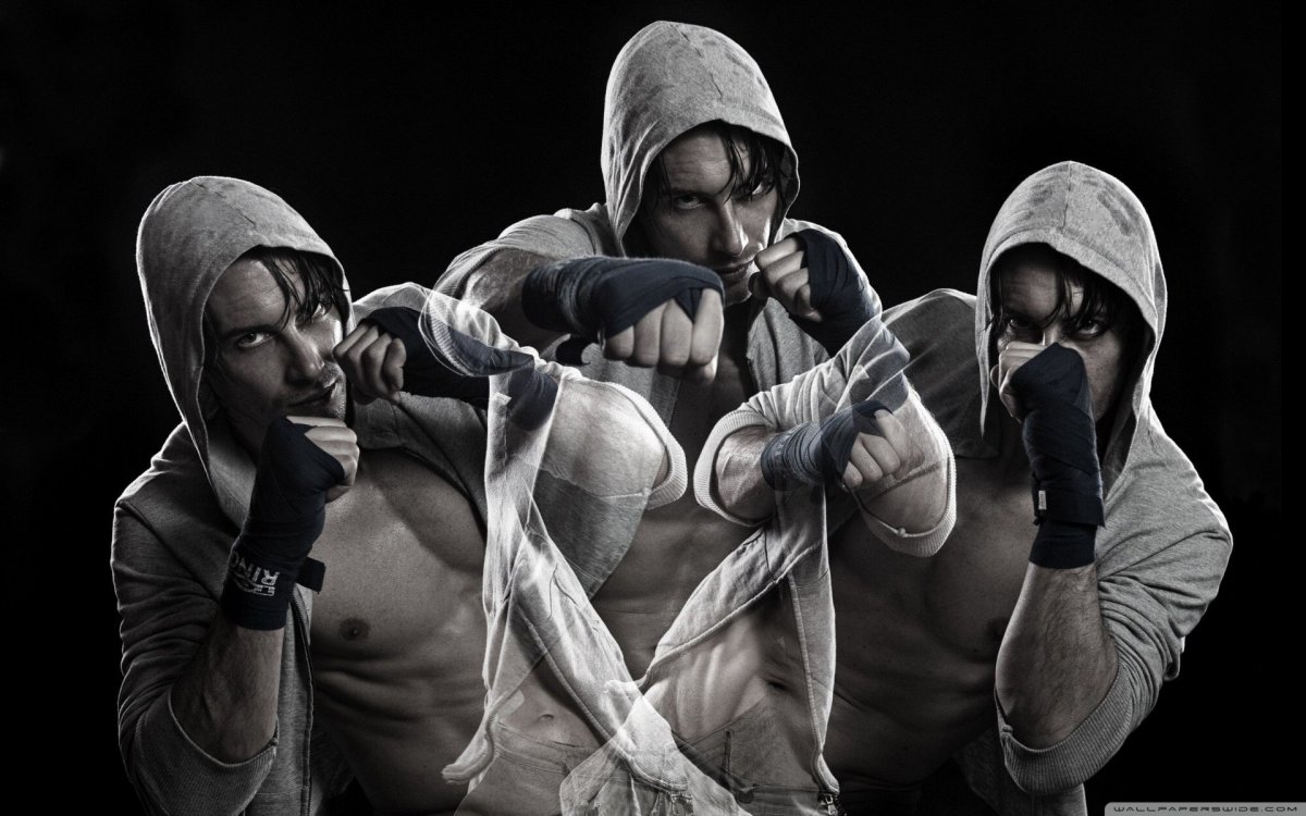 Боец в капюшоне