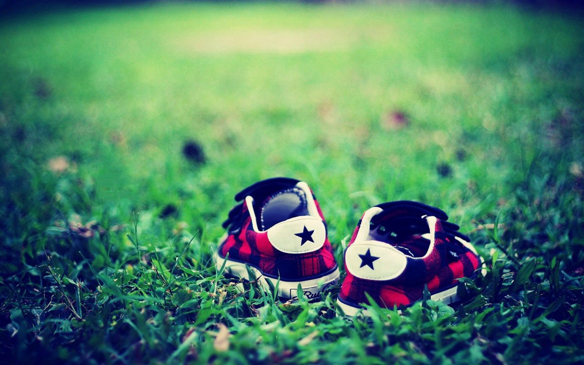 Детская обувь на траве