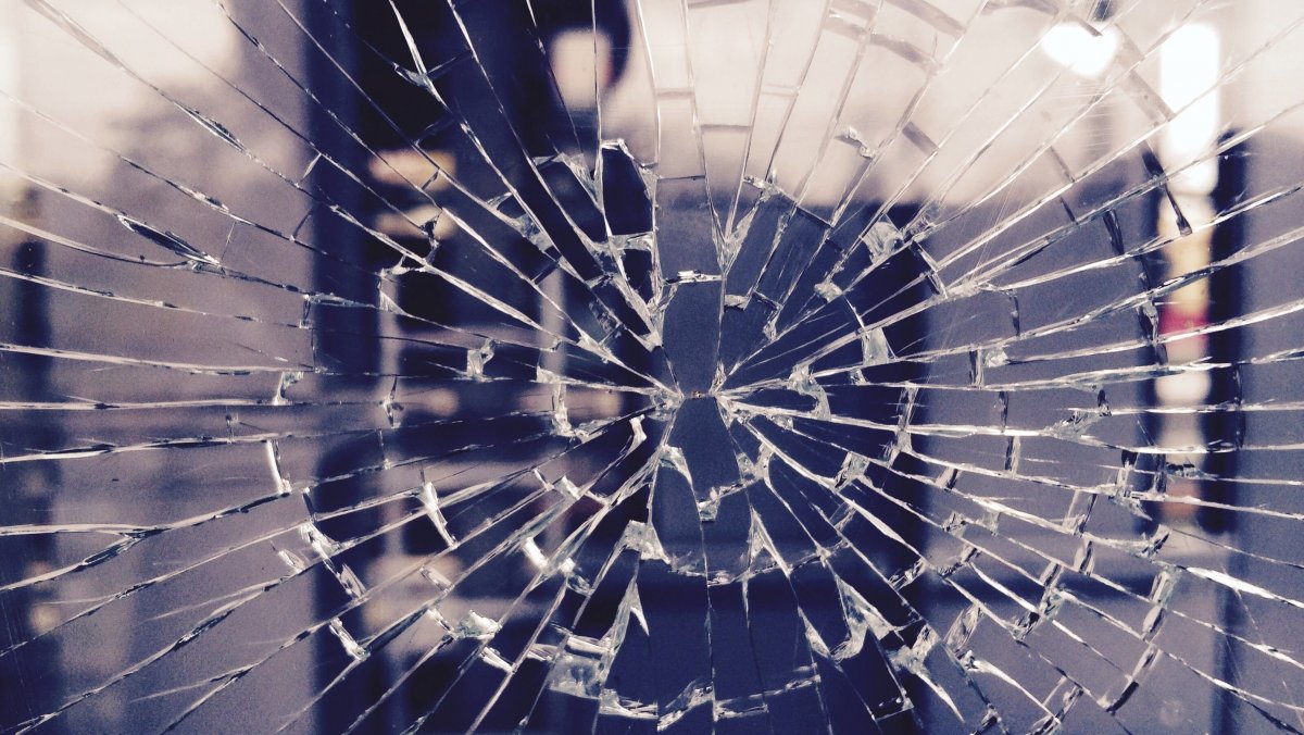 Разбитое стекло на телефоне