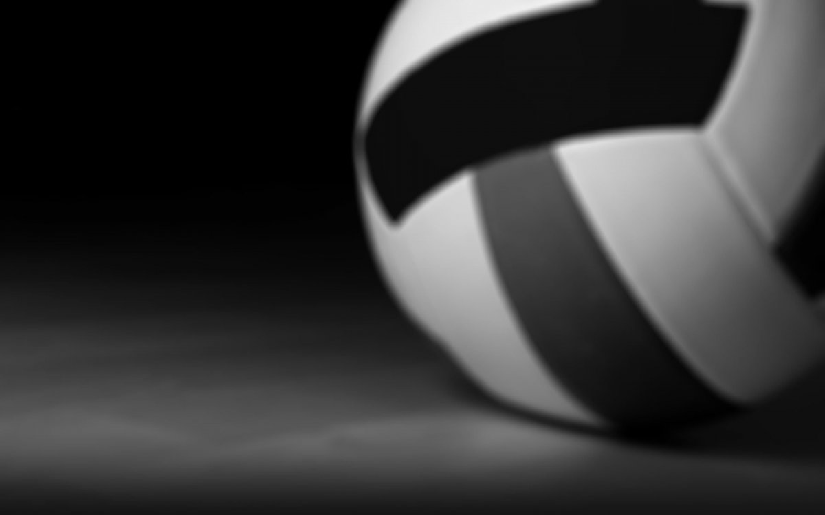 Волейбольный мяч на черном фоне